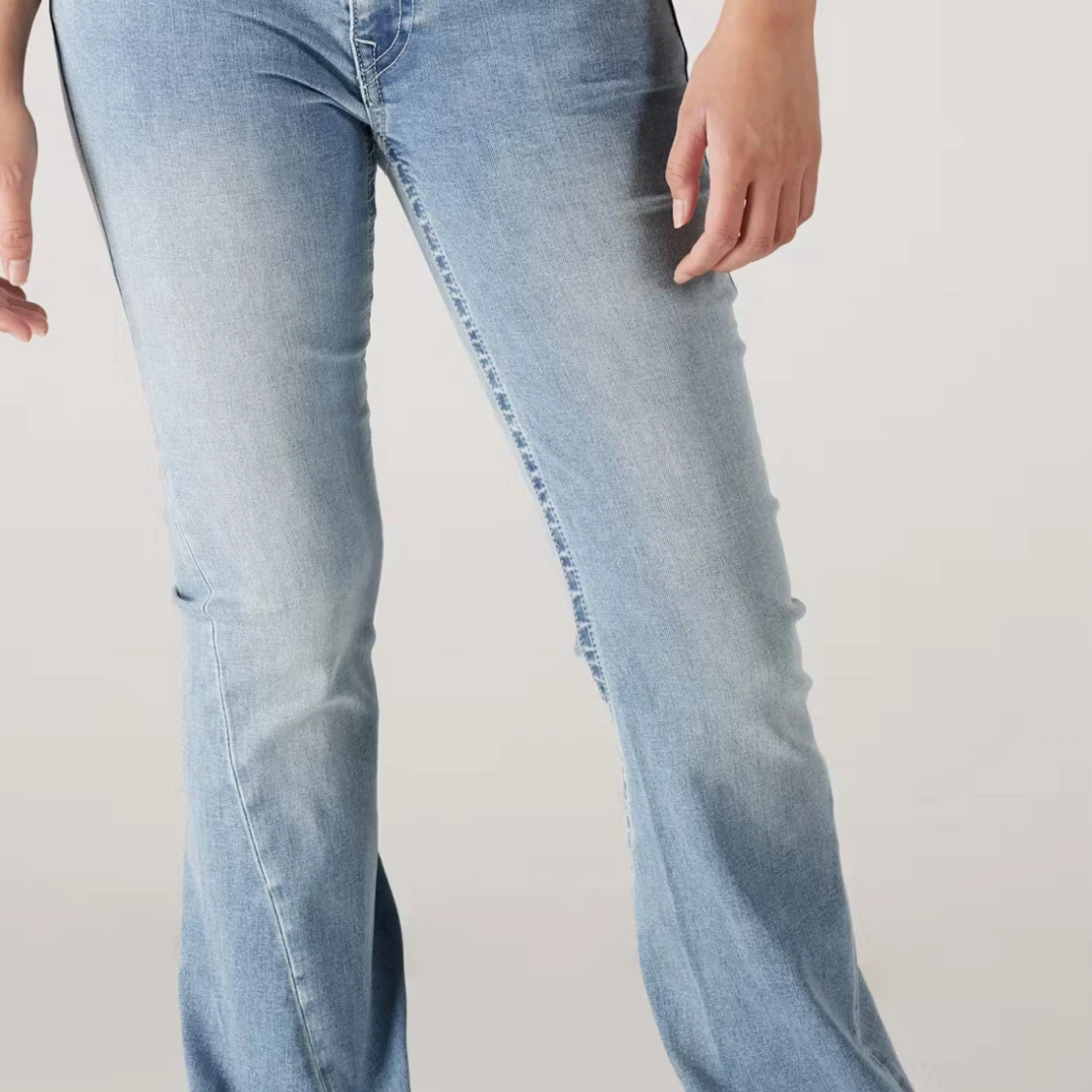 Ljusblå bootcut jeans med broderade fickor
