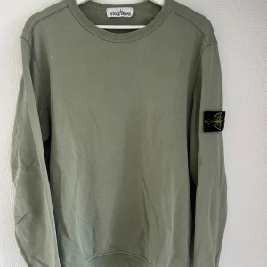 Grön sweatshirt från Stone Island - Snygg grön sweatshirt från Stone Island med klassisk patch på vänster ärm. Nypris 3000kr.