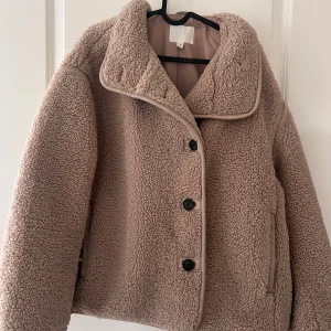 Beige teddyjacka med stora knappar - Supermjuk och fluffig teddyjacka i beige