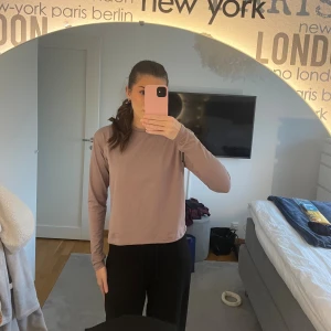 Rosalila Träningströja  - Rosa/lila träningströja med öppen rygg från Energetics. Strl XS, knappt använd