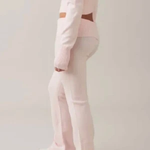 Stickade yoga pants💖 - Säljer nu mina snygga yoga pants från gina tricot! Don är i mjukt och stickat material och så himla sköna!💕 Byxorna är töjbara och stora i storlek🥰 Hör av er vid funderingar!!💗💗