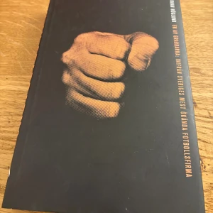 En av grabbarna: Inifrån Sveriges mest ökända fotbollsfirma - En rå och ärlig berättelse om livet som medlem i Firman Boys, Sveriges mest ökända fotbollsfirma. Följ resan från förortens sökande till broderskap, boxning, kickar och våldets lockelse. Perfekt för dig som gillar spänning, sport och verkliga historier.