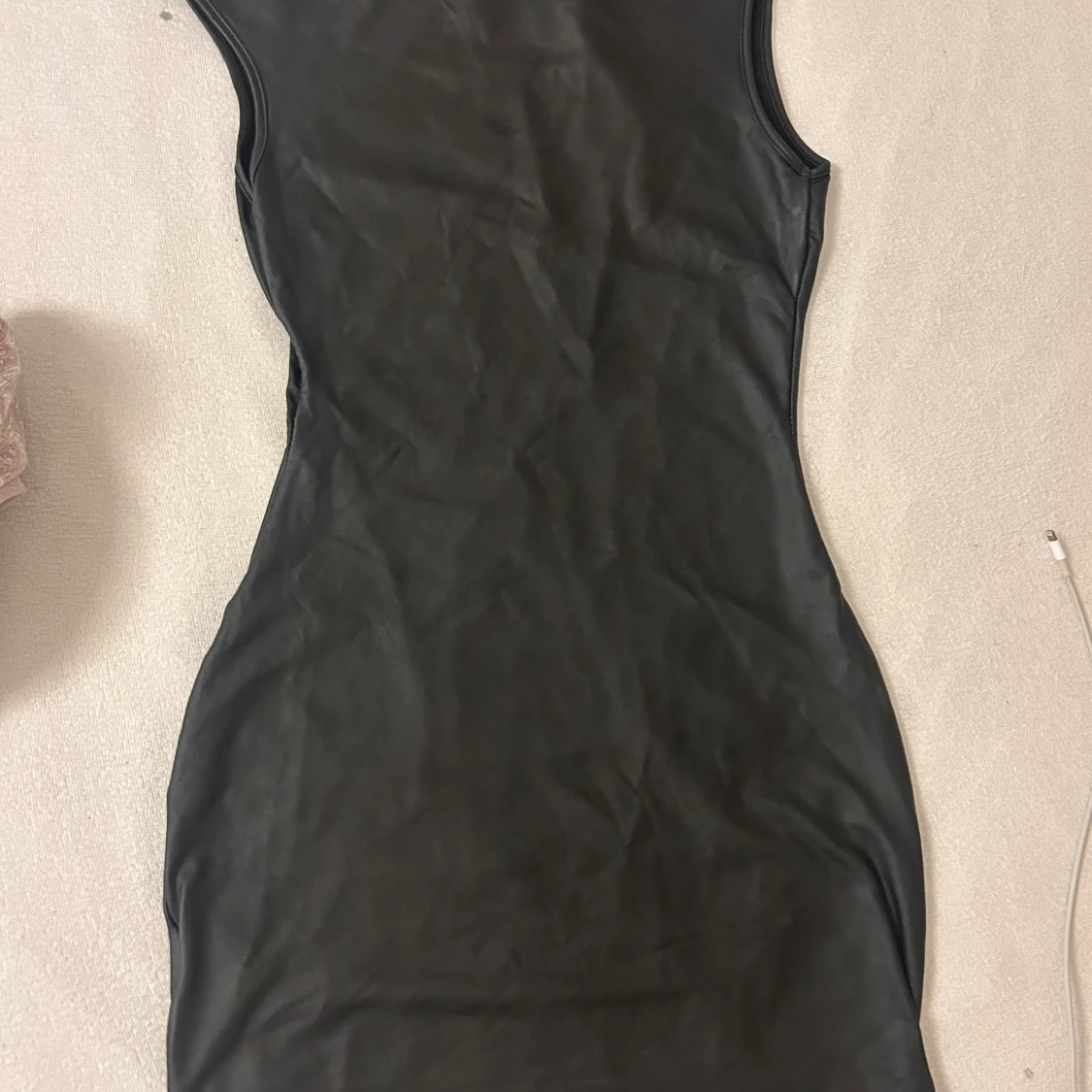 Svart ärmlös tight klänning