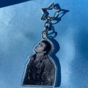 YUNG LEAN - silicone wings - keychain - 1st Acrylic Keychain med YUNG LEAN motiv. Alla DRAIN GANG beställningar kommer med foto + DRAINBABY sticker. Alla beställningar kommer med freebies!