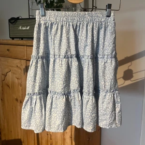 Ljusblå kjol - Ljusblå blommig kjol från SHEIN 