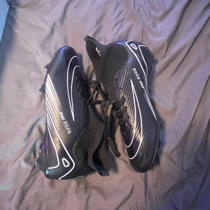 Helt nya fotbollsskor st 42. - Säljer ett par helt nya fotbollsskor, svarta med vita detaljer. Aldrig använda st 42.