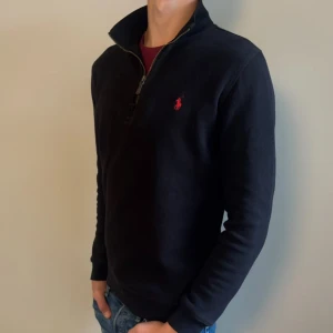 Ralph Lauren quarter zip - Hej säljer nu min fina Ralph Lauren tröja i storlek S. Den är i nyskick och kommer vara super snygg inför hösten. Nypris ca 2500kr! Glöm inte följa