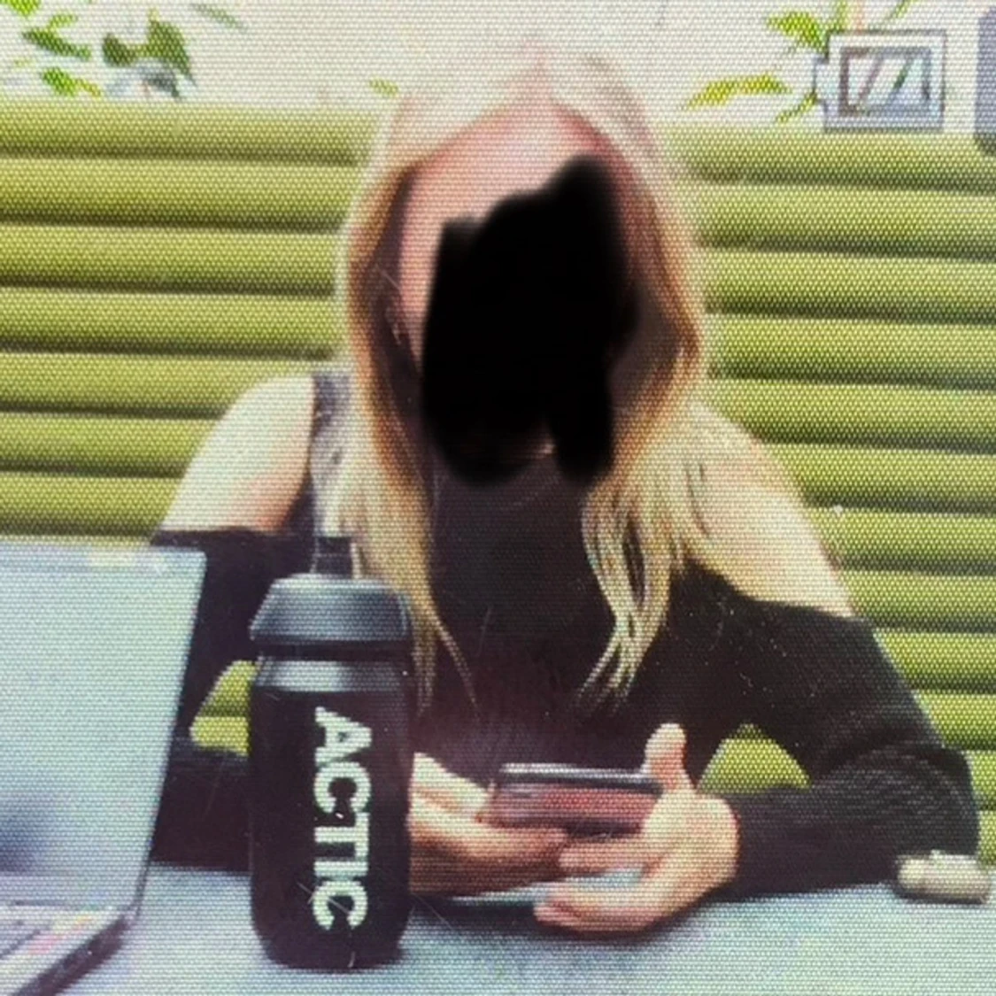 Stickad tröja med hål på axlarna