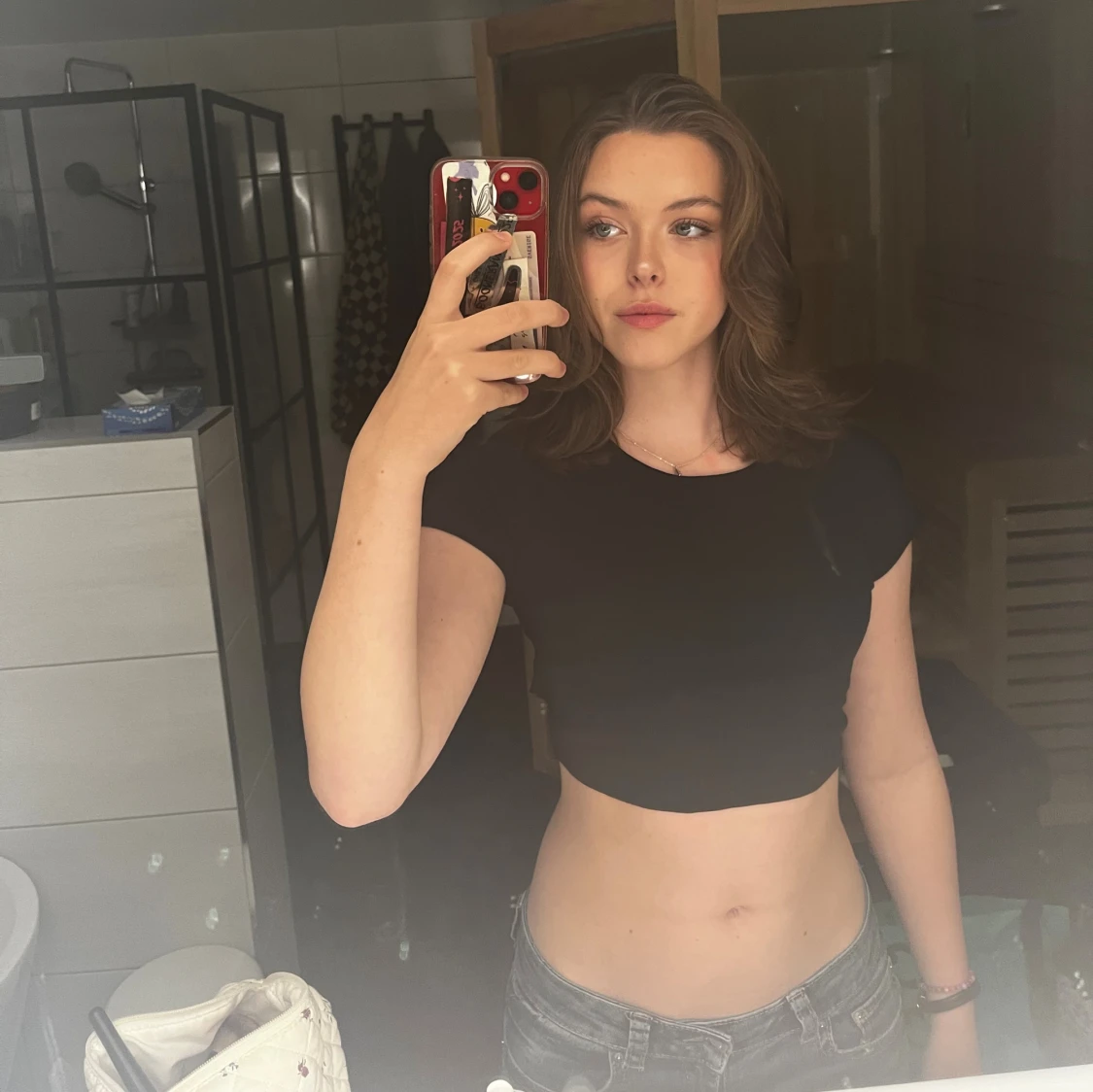 Svart croppad topp med knyt i ryggen