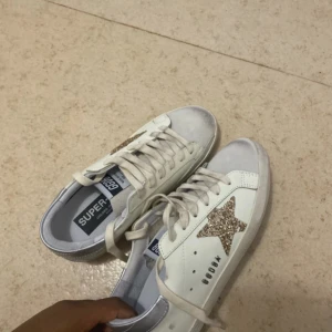 Golden Goose Superstar sneakers med glitterstjärna - Golden Goose Superstar sneakers jätte fina behöver inte längre skriv för mer bilder elr något annars som ni undrar ❤️