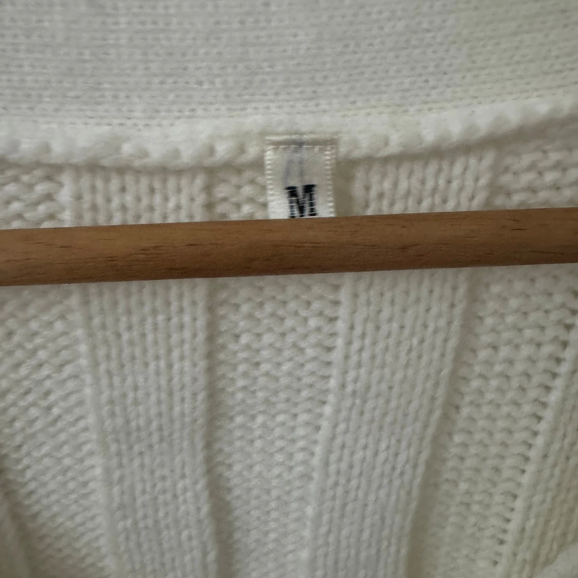 Vit stickad kofta med knappar - 2