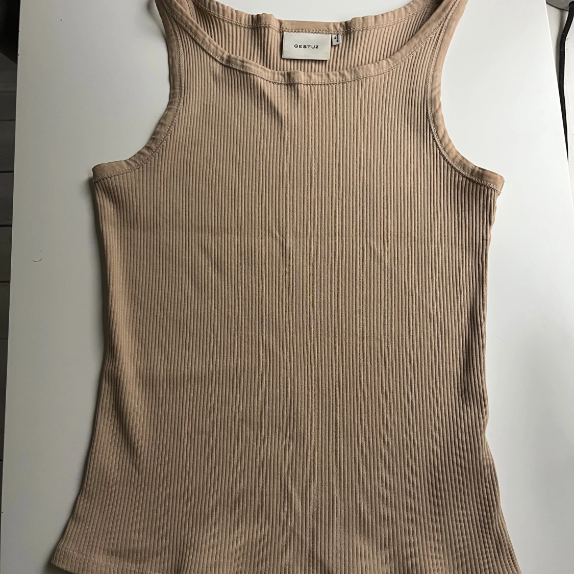 Beige ribbad linnetopp från Gestuz - 1