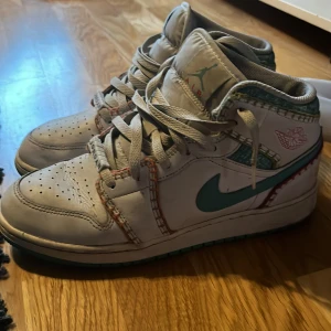 Jordan 1 air mid - Säljer ett par ganska slitna jordan 1 mid. Skick 6/10. Skriv om du e intresserad, vill bli av med dem