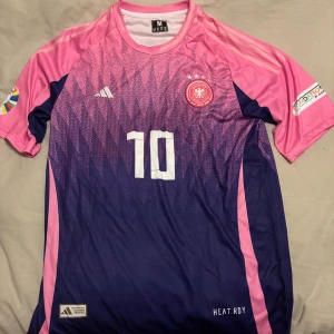 Tyskland Landslag tröja  - Tröja från Tysklands Landslag, storlek M. ”Musiala 10” på ryggen, helt oanvänd då den inte passar. hör av er med frågor eller funderingar. Pris går att diskutera vid snabb affär!