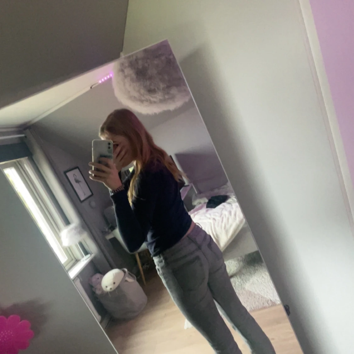 Grå utsvängda jeans - 2