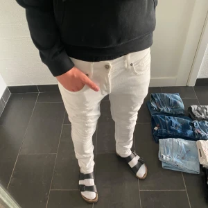 Dondup jeans George  - Trendigaste jeansen på marknaden. Skick = 9,5/10 Nypris = 4000 kr 💸 Säljs för = 899 kr