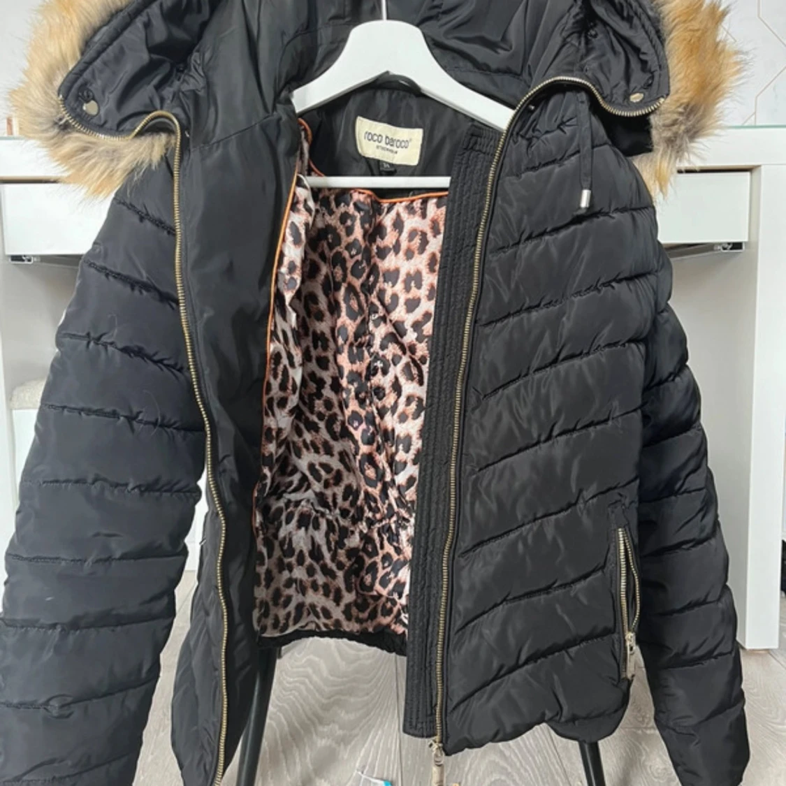 Svart pufferjacka med fuskpäls från Rocco Barocco - 2