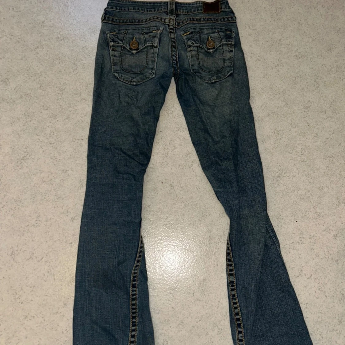 Blå jeans med broderade bakfickor - 91