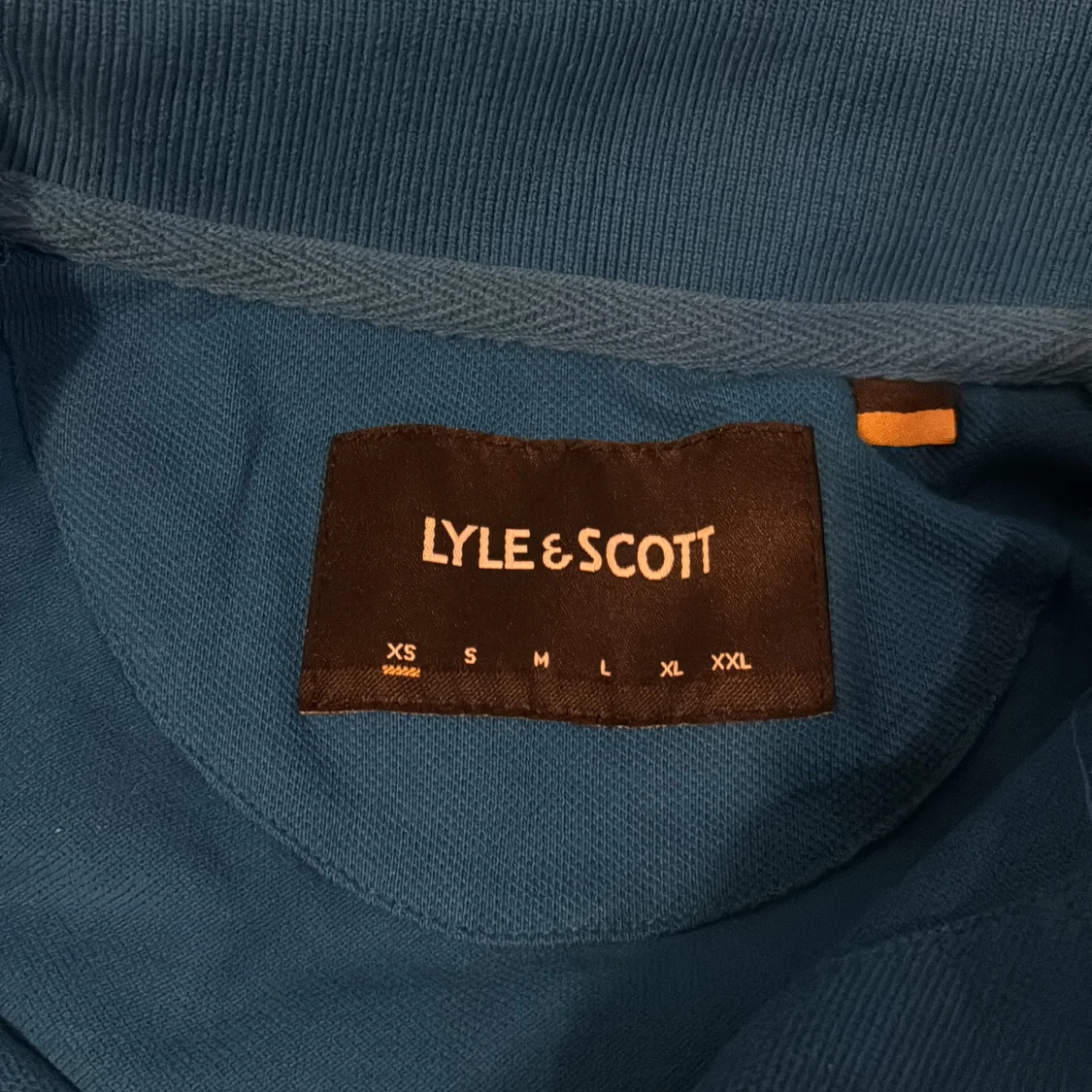 Blå pikétröja från Lyle & Scott - 3