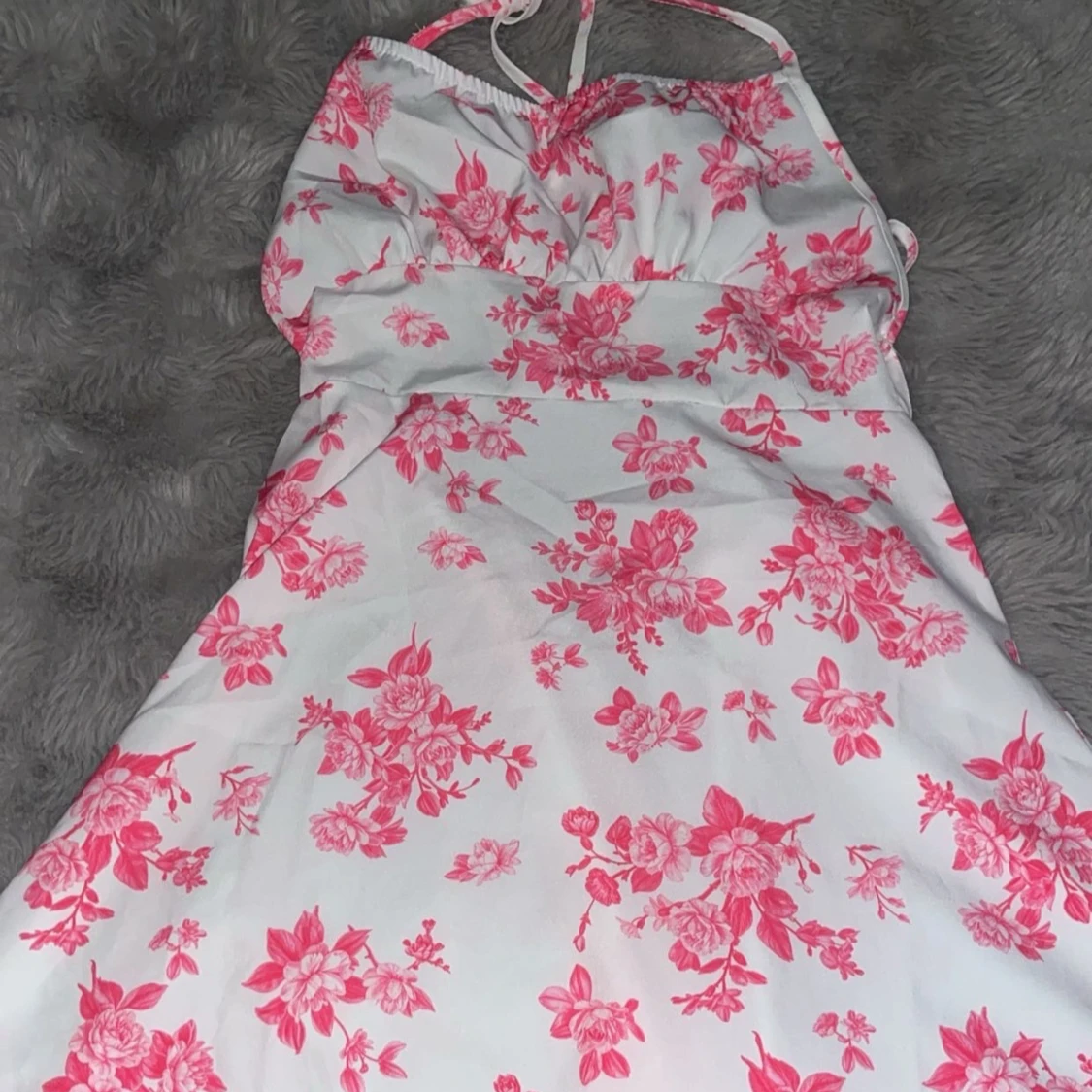 Vit och rosa blommig sommarklänning - 1