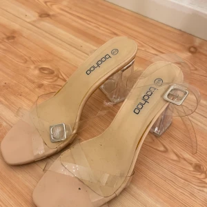 Klackar från boohoo - Säljer ett par använda klackar från boohoo. Storlek 38 