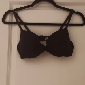 Svart bh från lindex 80A - Svart bh från lindex 80A använd men är ändå jätte fin💕