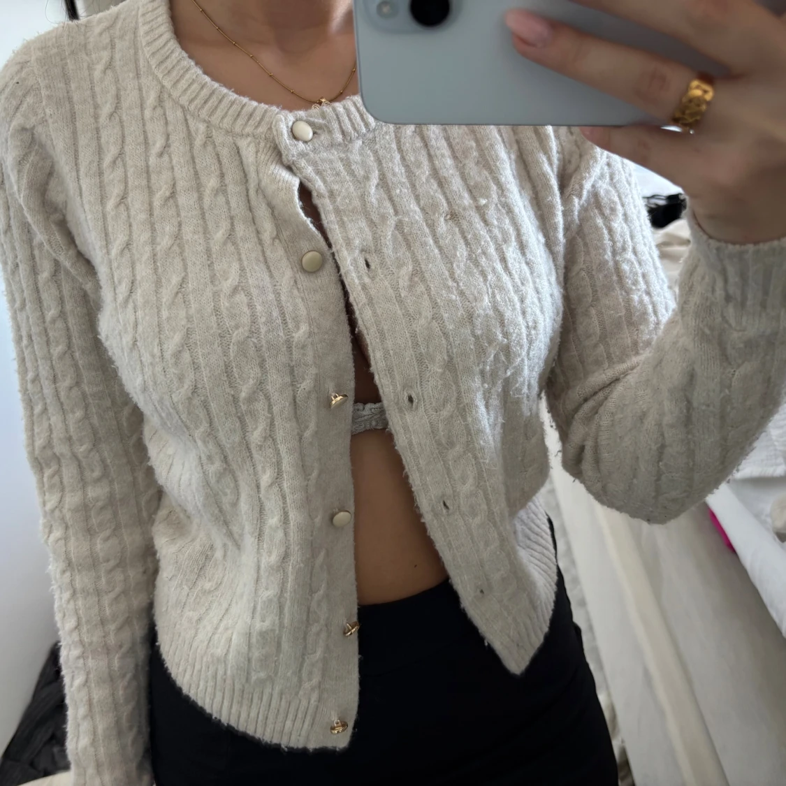 Beige kabelstickad kofta Holly & Whyte