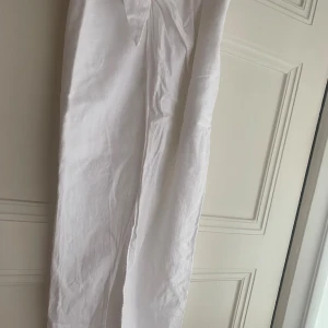 Vit linnekjol från Bershka XS - Säljer en vit kjol från Bershka i storlek XS. Säljer endast pga att den är för liten. Aldrig använd