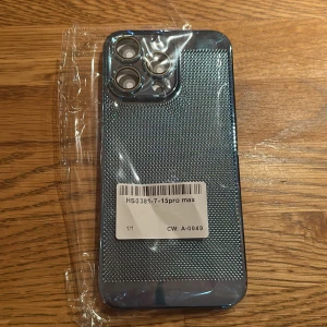 iPhone 15 Pro Max Skal - Helt nytt skyddsskal för iPhone 15 Pro Max. Snyggt mönstrad baksida, levereras i obruten förpackning. Perfekt passform för kameramodulen och knappar. Inga synliga defekter eller slitage, redo att användas direkt.