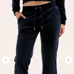 Mörkblå mjukisbyxor från Juicy Couture - Mörkblå mjukisbyxor från Juicy Couture i mjuk sammet med bred resår och snörning i midjan. Byxorna har stora fickor fram och bakficka med tryckknappar och JC-logga. Perfekta för en chill och snygg look, stolek xs passar mig som är ca 1,68cm🥰om fler bilder önskas är det bara att fråga pris kan även diskuteras!💕