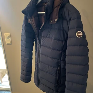 Colmar jacka  - Säljer nu denna mörkblåa colmar jackan i 9/10 skick. Pris:2099. Skriv vid fler frågor eller funderingar! 