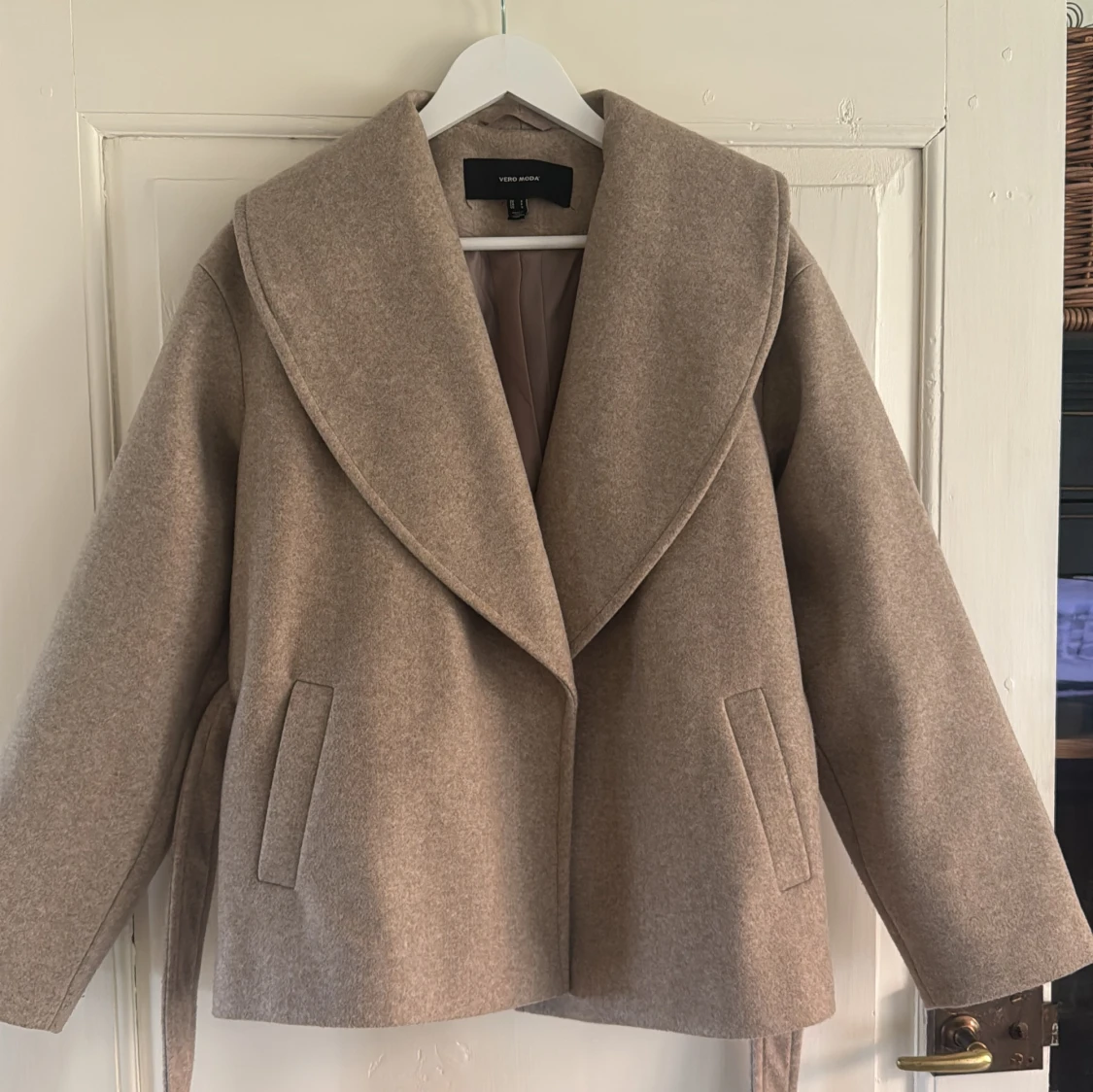 Beige kappa från Vero Moda med bälte