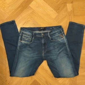 Replay Anbass  - Replay jeans w 32 L 32 längd 100 cm midjemått 41x2 cm. Mycket fint skick med en skön fade! Sitter slim. Med stretchigt material! Anbass lappen sitter lite löst men det är ju på insidan så spelar ingen roll!