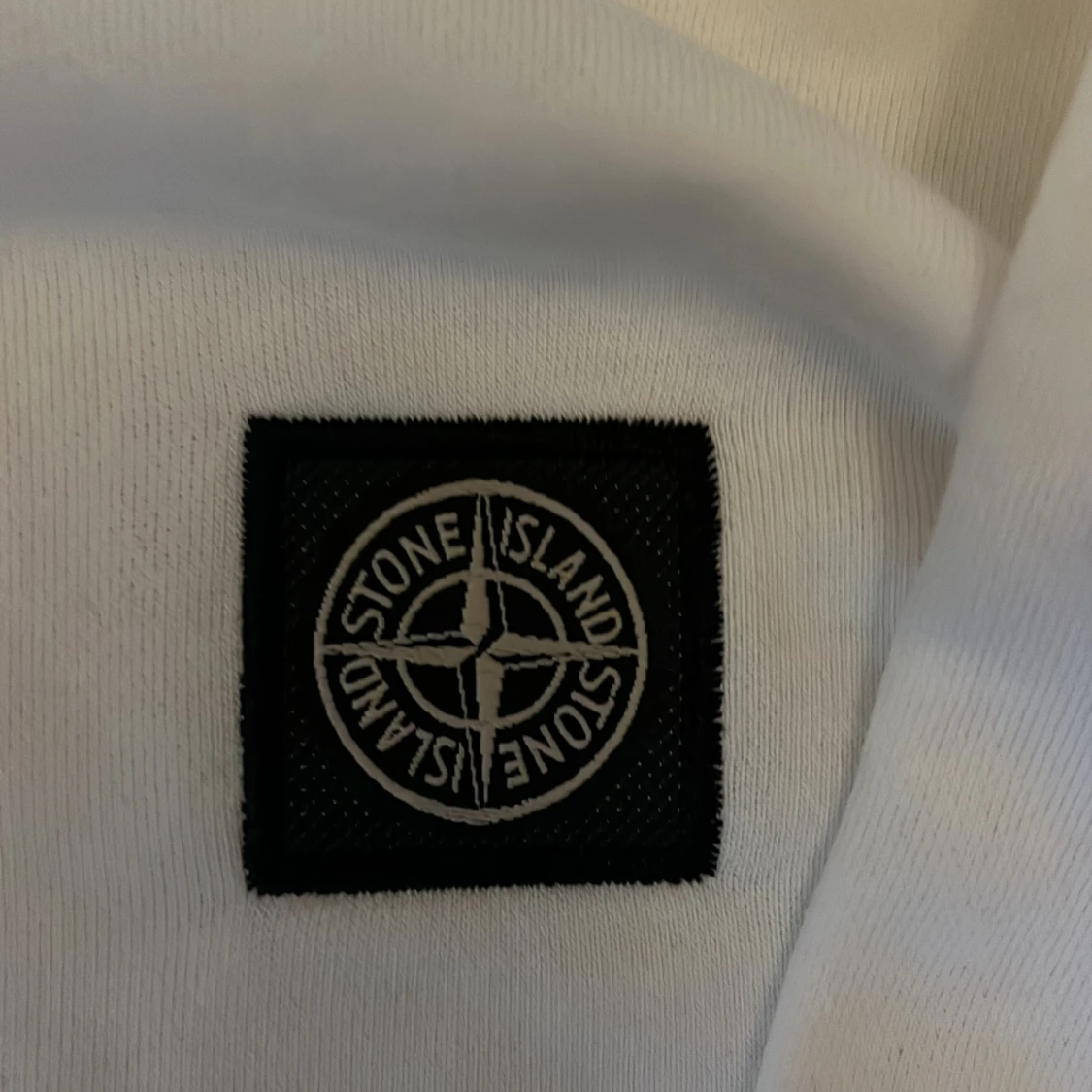 Vit långärmad tröja Stone Island. Den har ingen stone Island märke på armen - 1