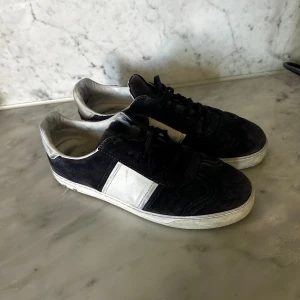 Valentino Garavani svarta sneakers - Valentino flycrews, i marinblå storlek 41 dom är i ganska bra skick har inget og och dem har blivit lite lila p toppen 