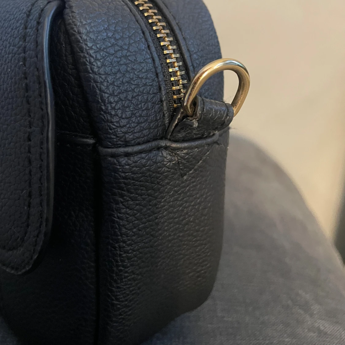 Svart axelväska i skinn med dragkedja - 3