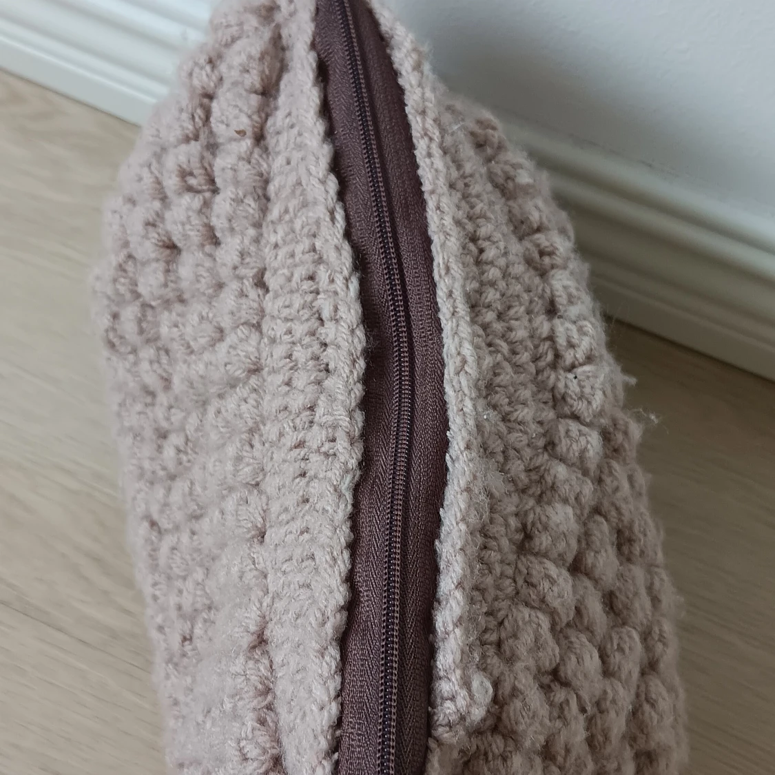 Beige virkad necessär med bubblig struktur - 3