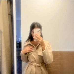 Gina tricot kappa - Säljer min kappa från gina tricot köpt förra året men fortfarande ny kvalite. Beige/mocka färgad och jätte mysig inför hösten. storlek xxs men passar Xs/S (bär själv S men kappan är oversized) pris går att diskutera💗