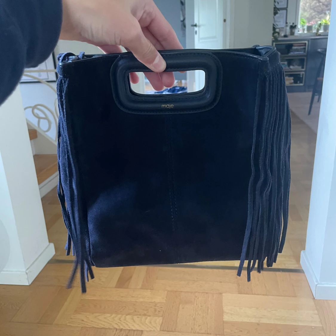 Mörkblå mockaväska med fransar från Maje - 2