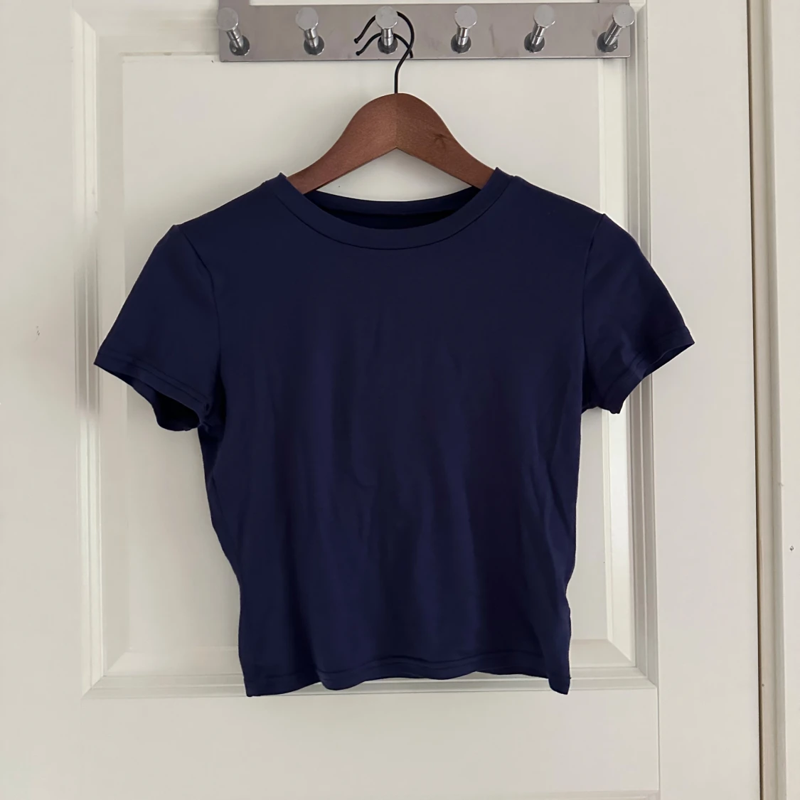 Mörkblå croppad t-shirt