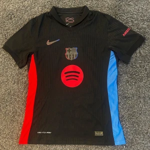 Lamine yamal #19 24/25 away - Inte använd alls , bara hängt i garderoben, pris kan diskuteras!