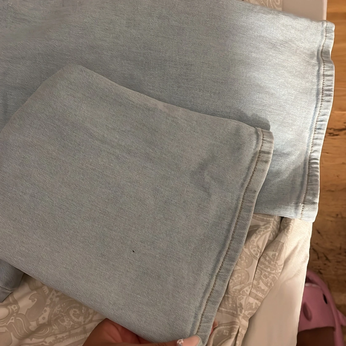 Ljusblå bootcut jeans med slitningar - 1