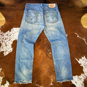 Levis 501 - Tjena! Säljer dessa galet feta vintage Levis jeans i modellen 501, jeansen har en riktigt fin vintage tvätt med feta slitningar, storleken är W34/L32, hör av dig vid funderingar!🙌