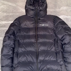 Svart pufferjacka från Sail Racing - Bra skick 9/10 ingen skador på jackan.             DM vid intresse! 