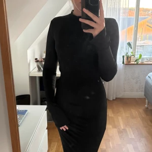 Svart lång klänning med öppen rygg och extra långa ärmar - Svart långärmad klänning med öppen rygg och extra långa ärmar och krage🖤 väldigt fin och mjuk🖤aldrig använd🖤skriv vid frågor🥰