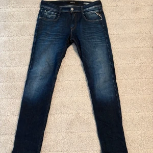Replay jeans - Snygga replay anbass jeans i stl 30-32 bra skick med små tecken på användning riktigt najs nu till höst och vinter