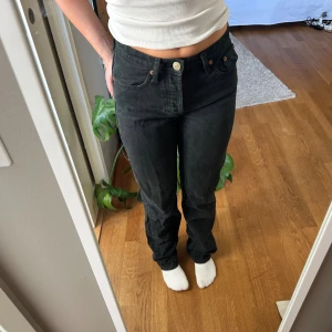 Svarta jeans straight fit Zara, mellan hög midja - Svarta raka jeans från Zara med mellanhög midja, bra skick, sitter supersnyggt
