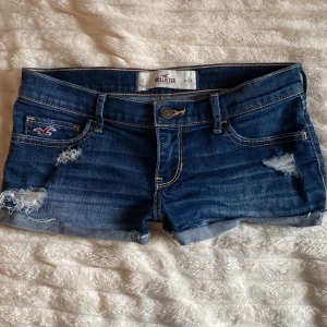 Korta lågmidjade jeansshorts Hollister - Korta, lågmidjade jeansshort ifrån Hollister i storlek W24