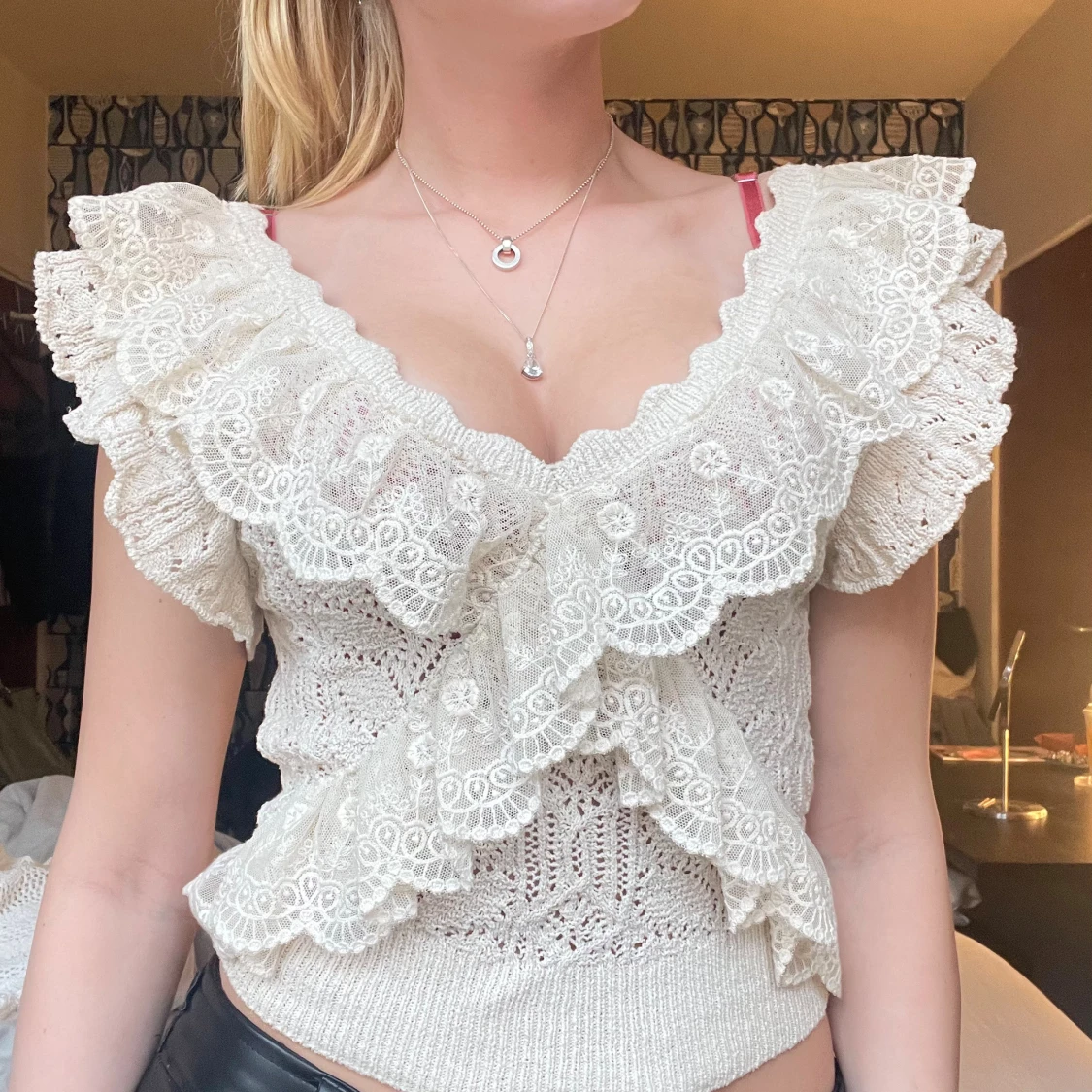 Beige spetsblus med volang