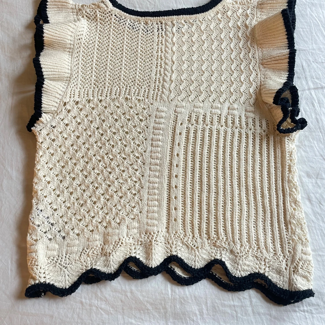 Vit stickad blus från Zara med volang - 3